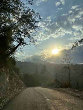 Dağlarda güzel bir gün batımı