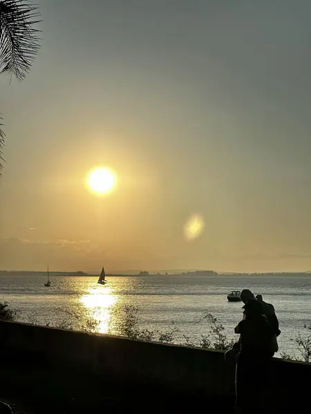 stock image Sun shining over the river with boats and where romantic couple enjoy a beautiful moment 