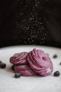 Ev yapımı tatlar. Beyaz tabakta meyveli marşmelov. El yapımı tatlılar. El yapımı şekerlemeler. Zephyr. Yumuşak doku. Tatlı ikram. Hafif ve kabarık. Erdemli malzemeler. Esnaf tatlısı. Ev yapımı iyilik. Mükemmel atıştırmalık Güzel sunum.