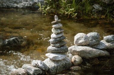 Nehirdeki piramit şeklindeki kaya yığınına yakın çekim