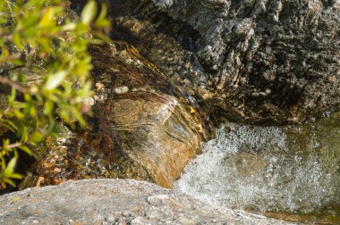 Nehirdeki küçük bir şelaleye yakın çekim