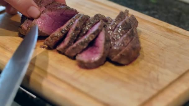 Chef Cocinar Carne Res Cortada Con Cuchillo Tabla Madera Mitad — Vídeos de Stock