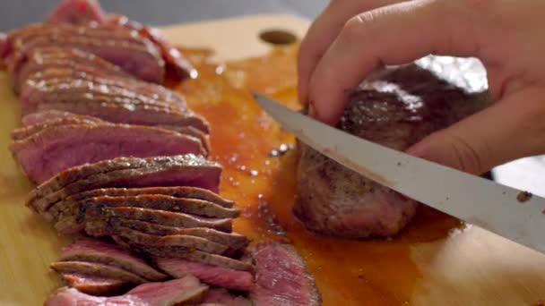 Chef Cuisinier Bœuf Coupé Avec Couteau Sur Planche Bois Rôtissage — Video