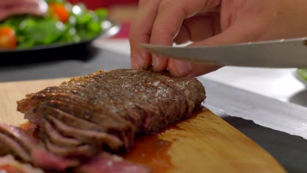 Koch Kochen Geschnittenes Rindfleisch Mit Einem Messer Auf Holzbrett Mitten — Stockvideo