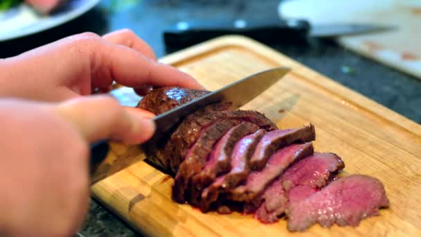 Σεφ Μάγειρας Κοπεί Βοείου Κρέατος Ένα Μαχαίρι Στο Ξύλινο Διοικητικό — Αρχείο Βίντεο