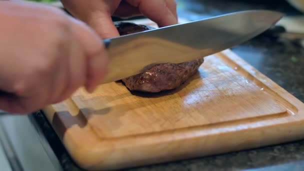 요리사는 도마에 쇠고기를 요리한다 — 비디오