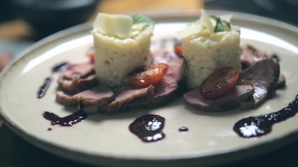 Ein Modernes Gericht Mit Ente Und Reis Hochwertiges Filmmaterial — Stockvideo