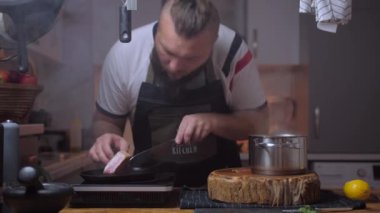 Bir adam mutfakta ton balığı pişirir. Yüksek kalite 4k görüntü