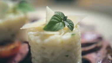 Ördek ve pirinçli modern bir yemek. Yüksek kalite 4k görüntü