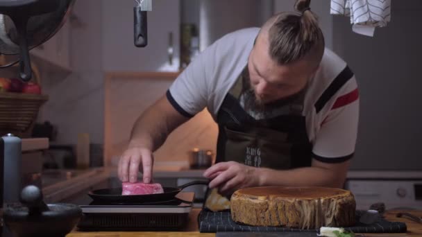Seorang Pria Memasak Tuna Dapur Rekaman Berkualitas Tinggi — Stok Video
