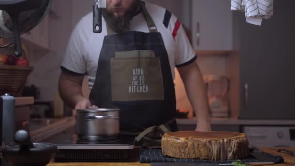 Mężczyzna Gotuje Tuńczyka Kuchni Wysokiej Jakości Materiał — Wideo stockowe
