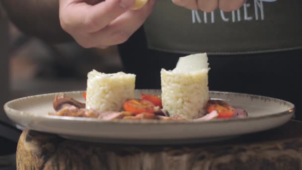 Nowoczesne Danie Kaczką Ryżem Wysokiej Jakości Materiał — Wideo stockowe