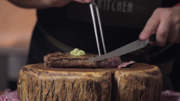 用叉子和刀叉切牛排 高质量的4K镜头 — 图库视频影像