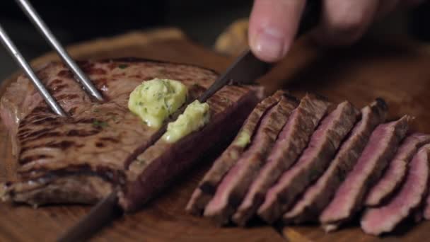 Çatal Bıçakla Kesilmiş Biftek Yüksek Kalite Görüntü — Stok video