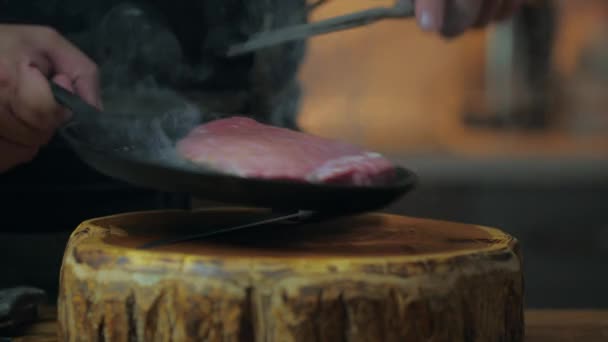 Rauwe Biefstuk Bestrooien Met Olijfolie Hoge Kwaliteit Beeldmateriaal — Stockvideo