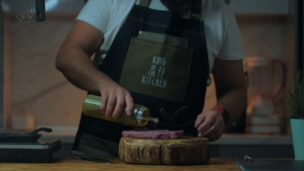 生牛肉牛排加橄榄油 高质量的4K镜头 — 图库视频影像