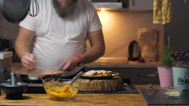 Ένας Άντρας Μαγειρεύει Στο Σπίτι Υψηλής Ποιότητας Πλάνα — Αρχείο Βίντεο