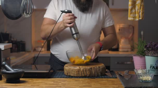 Ein Mann Kocht Hause Hochwertiges Filmmaterial — Stockvideo