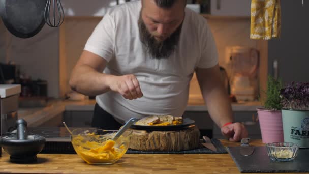 Homem Cozinha Casa Imagens Alta Qualidade — Vídeo de Stock