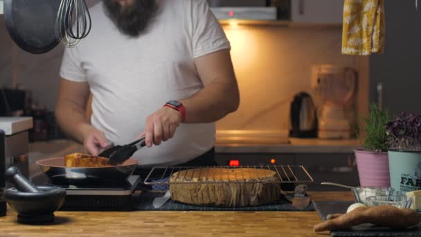 Ένας Άντρας Μαγειρεύει Στο Σπίτι Υψηλής Ποιότητας Πλάνα — Αρχείο Βίντεο