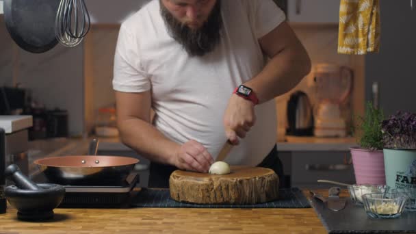Bir Adam Evde Yemek Pişirir Yüksek Kalite Görüntü — Stok video