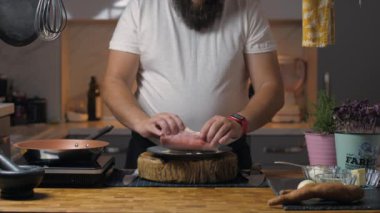 Bir adam evde yemek pişirir. Yüksek kalite 4k görüntü
