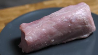 Çiğ domuz filetosu. Yüksek kalite 4k görüntü