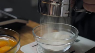 Deneyimli fırın şefinin un seçerken 4K görüntülerini yakından çek. Yüksek kalite 4k görüntü