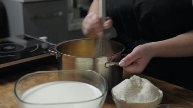 Metal tel çırpıcıyla yumurta çırpmak. Hamur işi hazırlayan kadın pasta şefi. Yemek pişirme işlemini kapat. Yüksek kalite 4k görüntü