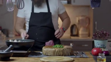 Şef kök sebzeli sığır eti hazırlıyor. Yemek pişirme. Yüksek kalite 4k görüntü