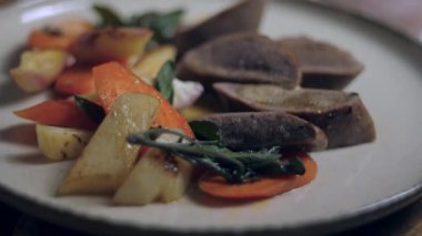 Bitmiş bir tabağın yakın çekimi. Bu kök sebzeli dana eti. Yüksek kaliteli 4K görüntü.