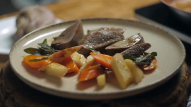 Bitmiş bir tabağın yakın çekimi. Bu kök sebzeli dana eti. Yüksek kaliteli 4K görüntü.