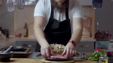 Şef kök sebzeli sığır eti hazırlıyor. Yemek pişirme. Yüksek kalite 4k görüntü