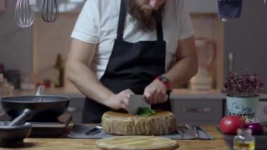 Şef kök sebzeli sığır eti hazırlıyor. Yemek pişirme. Yüksek kalite 4k görüntü