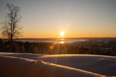 Kış mevsiminde Grefseskollen Norveç 'te güzel bir günbatımı. Yüksek kalite fotoğraf