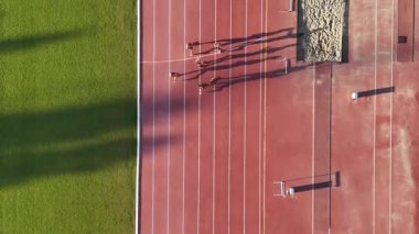 Bir pistte koşucular