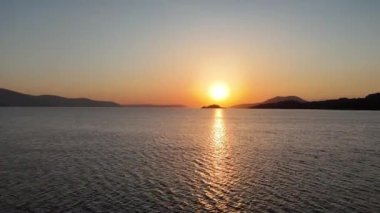 Gölün üzerinde huzurlu bir gün batımı