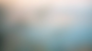 Yumuşak pastel renkler içeren, puslu, rüya gibi bir efektle birbirine karışan nazik, soyut bir arkaplan..