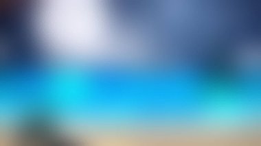 Berrak bir tropikal plaj sahnesi güneş ışığıyla yıkandı, berrak turkuaz suların parlak bir gökyüzünün altında kumlu bir kıyı şeridi ile buluştuğu.