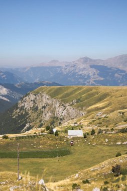 Karadağ 'ın Durmitor kentindeki dağ yerleşimindeki pek çok çiftlik evinden biri.