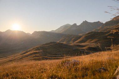 Karadağ 'daki Durmitor dağlarının vahşi doğasında romantik ve renkli gün batımı