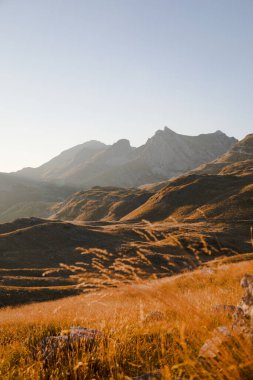 Karadağ dağlarında Durmitor 'da gün batımı manzaralı bir rota izliyor