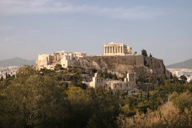 Yazın romantik bir gün batımında Atina Akropolü