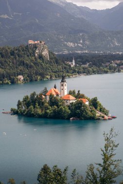Arka planda Julian Alpleri olan göl manzaralı göl manzaralı göl manzaralı.