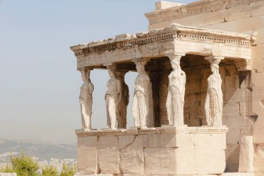 Yunanistan 'ın Akropolis kentinde kadın şekilli sütunları olan güzel antik Erekteyon tapınağı terası