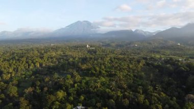 Sabahları dağların ve nehrin havadan görünüşü.