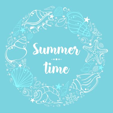 Deniz kabukları ve yıldızlardan oluşan el yapımı bir çerçeve. Vektör deniz çizimi. Daire şeklinde dizilmiş güzel deniz kabukları. Sana kartpostal var..