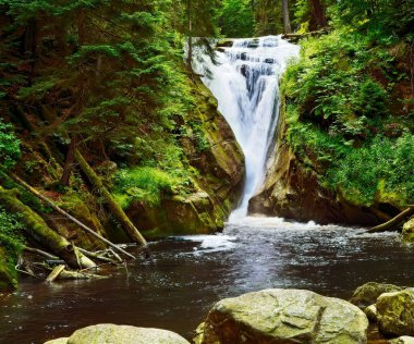 Güneşli bir yaz gününde Szklarka Şelalesi