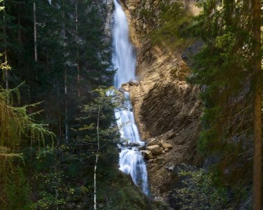 Sonbahar güneşinde daha düşük Martuljek şelalesi