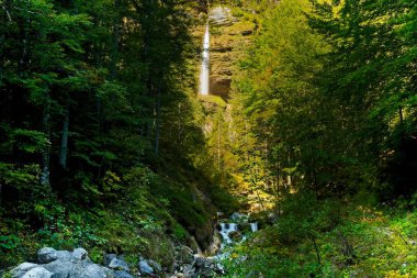 Dağlarda Pericnik şelalesi olan güzel bir manzara.